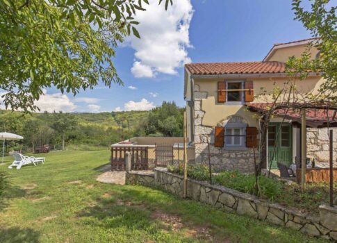 ISZTRIA, LABIN - Rusztikus ház természettel körülvéve