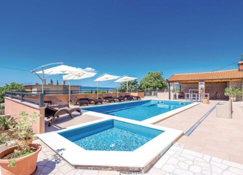 NOVI VINODOLSKI, APARTMAN 3 HÁLÓSZOBÁS + FÜRDŐSZOBA medencével