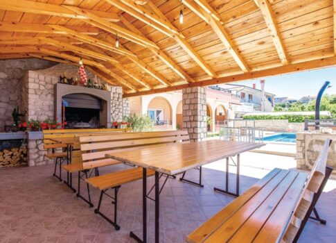 NOVI VINODOLSKI, APARTMAN 3 HÁLÓSZOBÁS + FÜRDŐSZOBA medencével