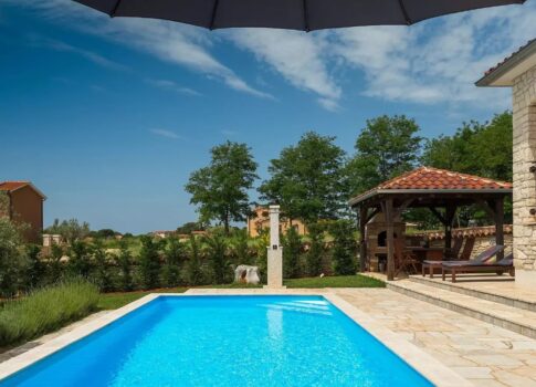 ISZTRIA, KAŠTELIR - Kőszépség úszómedencével