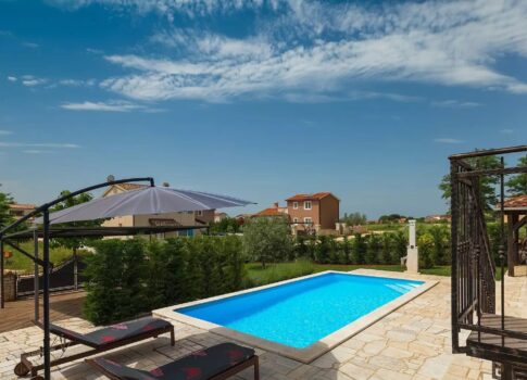 ISZTRIA, KAŠTELIR - Kőszépség úszómedencével