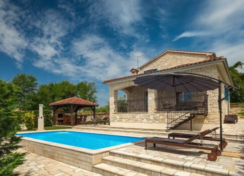 ISZTRIA, KAŠTELIR - Kőszépség úszómedencével