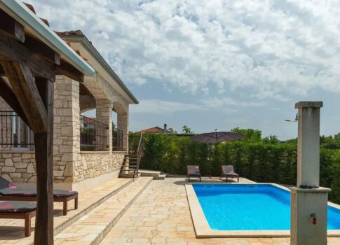 ISZTRIA, KAŠTELIR - Kőszépség úszómedencével