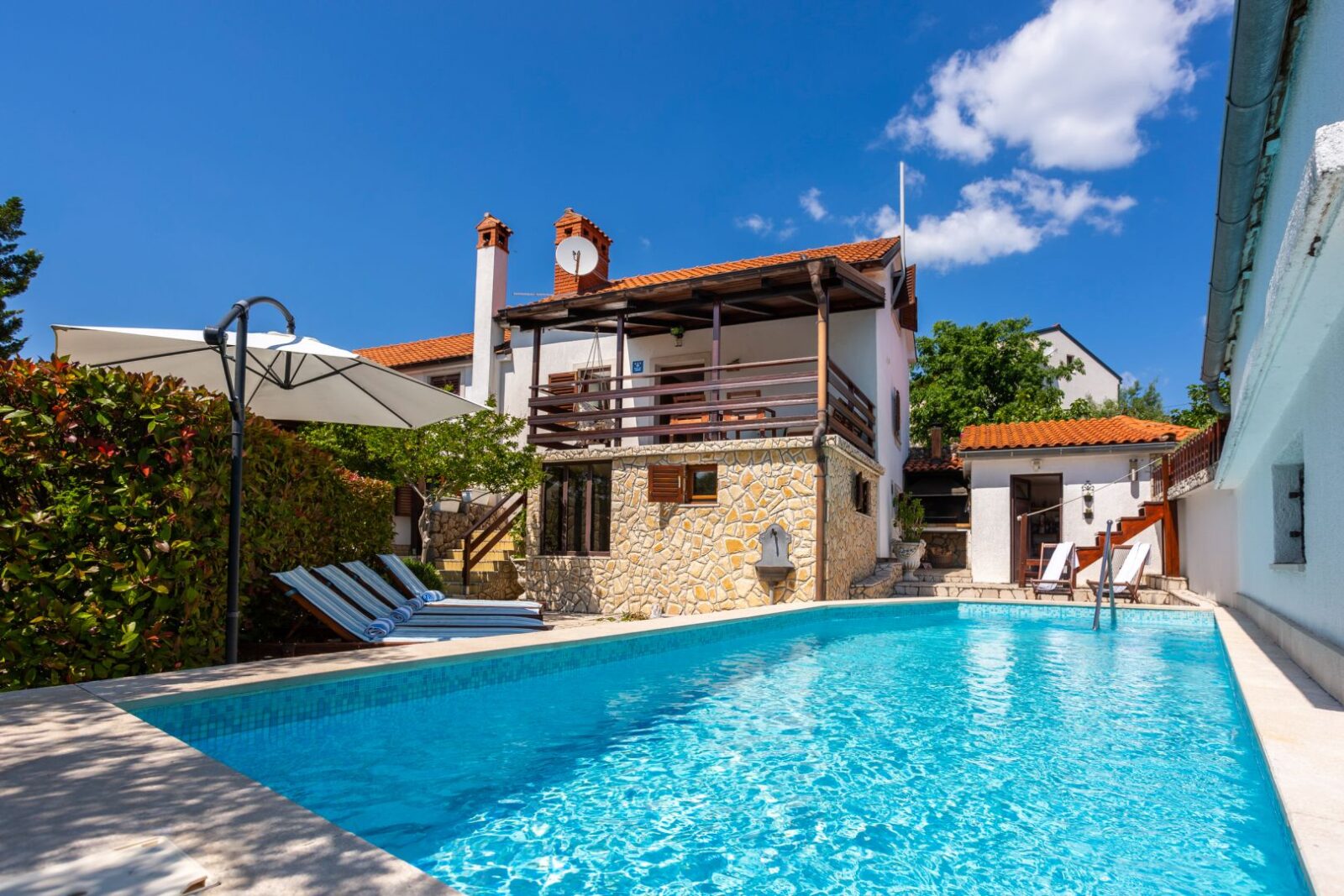 KRK SZIGET, VRBNIK (környéke) - Ház úszómedencével és jakuzzival