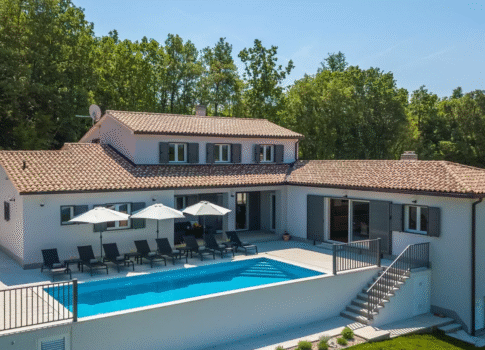 ISZTRIA, LABIN - Villa medencével a város közelében