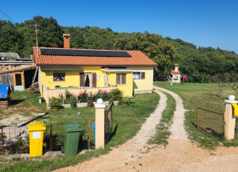 ISZTRIA, LABIN - Félreeső ház kiegészítő létesítményekkel és kilátással a tengerre