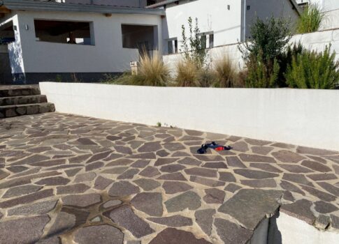 RIJEKA, KRIMEA - 2 tengerre néző családi ház + 2 melléképület + kert! LEHETŐSÉG!