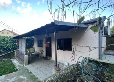 RIJEKA, SRDOČI, KÖZPONT - családi ház 3 lakással + melléképület + kert! LEHETŐSÉG! SÜRGŐSEN!