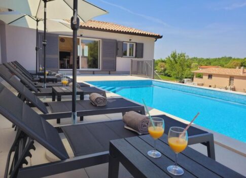 ISZTRIA, LABIN - Villa medencével a város közelében