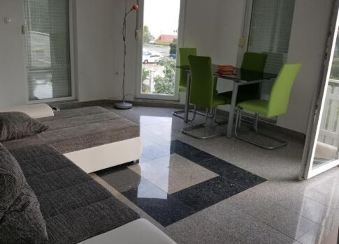 NOVI VINODOLSKI - csendes környéken található ház 5 apartmannal