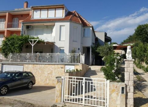 NOVI VINODOLSKI - csendes környéken található ház 5 apartmannal