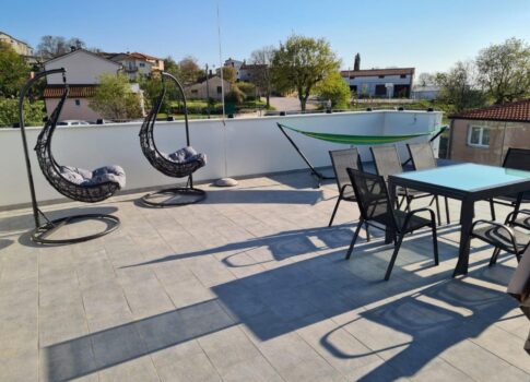 ISZTRIA, POREČ - Apartman az első emeleten tengerre néző kilátással