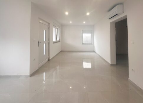 CRIKVENICA - Apartman a földszinten, 2 hálószoba + fürdőszoba, közel a tengerhez