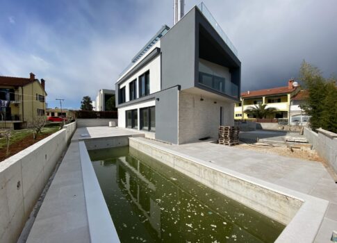 ISZTRIA, ROVINJ - exkluzív családi villa - új épület medencével! LEHETŐSÉG!