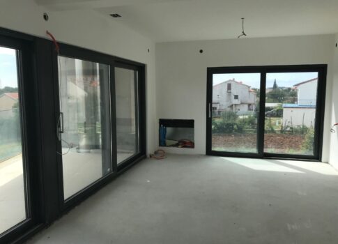 ISZTRIA, ROVINJ - exkluzív családi villa - új épület medencével! LEHETŐSÉG!