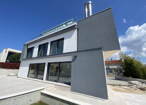 ISZTRIA, ROVINJ - exkluzív családi villa - új épület medencével! LEHETŐSÉG!