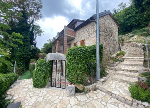 CRIKVENICA, BELGRÁD - két apartmanos ház tengerre néző kilátással + udvar + felújítandó ház! LEHETŐSÉG!!!