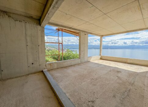 OPATIJA, KÖZPONT - exkluzív apartman előkelő helyen Abbázia központja felett, garázzsal és panorámás kilátással a tengerre