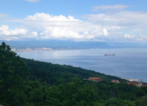 OPATIJA, POLJANE - Gyönyörű családi ház medencével, garázzsal és kilátással a tengerre