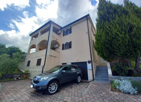 OPATIJA, POLJANE - Gyönyörű családi ház medencével, garázzsal és kilátással a tengerre