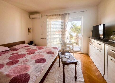 CRIKVENICA - Két részre osztott apartman gyönyörű tengerre néző kilátással. GARÁZS!