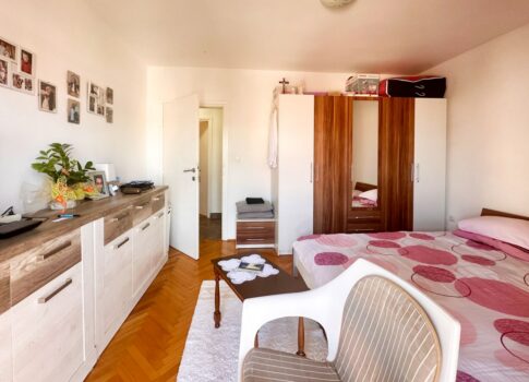 CRIKVENICA - Két részre osztott apartman gyönyörű tengerre néző kilátással. GARÁZS!