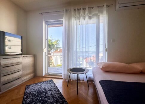 CRIKVENICA - Két részre osztott apartman gyönyörű tengerre néző kilátással. GARÁZS!