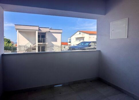 CRIKVENICA - Apartman a földszinten kerttel, 2 hálószobával + fürdőszobával, közel a tengerhez