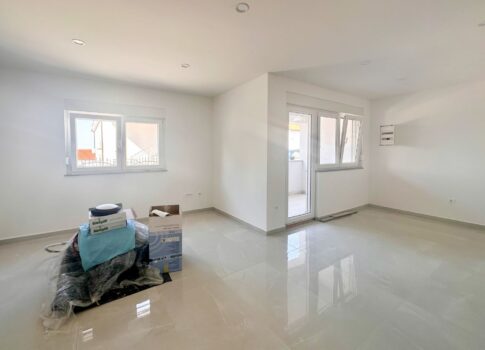 CRIKVENICA - Apartman a földszinten kerttel, 2 hálószobával + fürdőszobával, közel a tengerhez