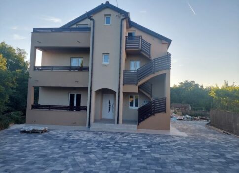 RIJEKA, VIŠKOVO - új építésű családi ház 3 lakással + taverna + kert! LEHETŐSÉG!