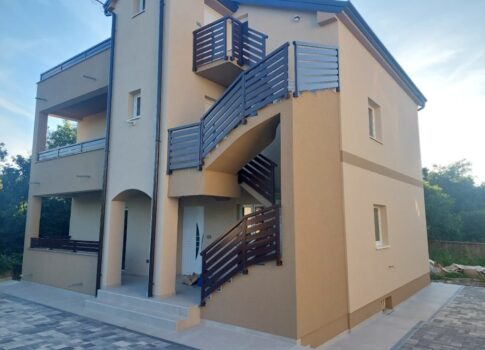 RIJEKA, VIŠKOVO - új építésű családi ház 3 lakással + taverna + kert! LEHETŐSÉG!