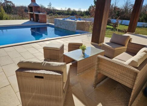 ISZTRIA, ŠTOKOVCI - Egy gyönyörű földszintes ház medencével, nagy udvarral és játszószobával