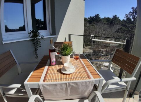 CRIKVENICA, JADRANOVO - luxus 1 hálószoba + fürdőszoba fedett terasszal és parkolóhellyel