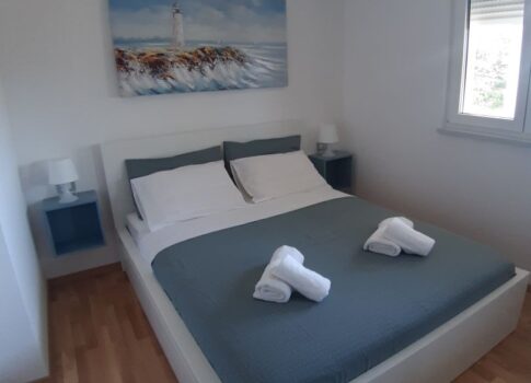 CRIKVENICA, JADRANOVO - luxus 1 hálószoba + fürdőszoba fedett terasszal és parkolóhellyel