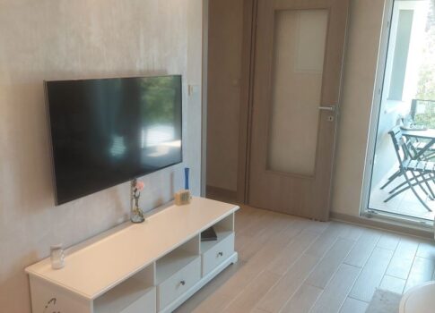 CRIKVENICA, JADRANOVO - luxus 1 hálószoba + fürdőszoba fedett terasszal és parkolóhellyel