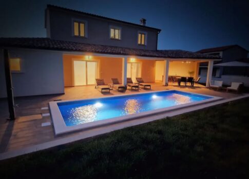 ISZTRIA, ROVINJ - Új építésű többszintes ház medencével Rovinj közelében