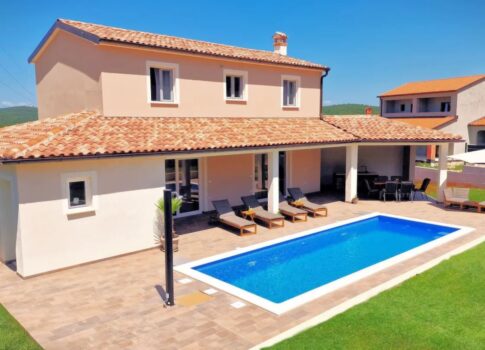 ISZTRIA, ROVINJ - Új építésű többszintes ház medencével Rovinj közelében