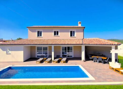 ISZTRIA, ROVINJ - Új építésű többszintes ház medencével Rovinj közelében