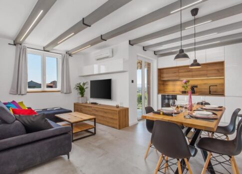 KRK SZIGET, Malinska (környéke) - Újonnan kialakított háromszobás lakás