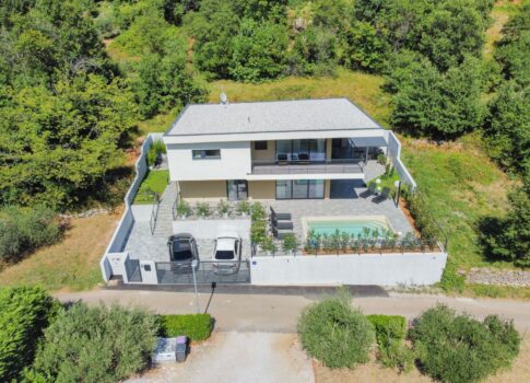 OPATIJA, MOŠĆENIČKA DRAGA - egy gyönyörű villa úszómedencével, zöldövezetben, mindössze 650 méterre a strandtól