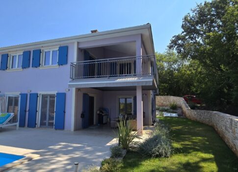 ISZTRIA, ROVINJ - Új építésű villa medencével és egy további apartmannal, a falu szélén