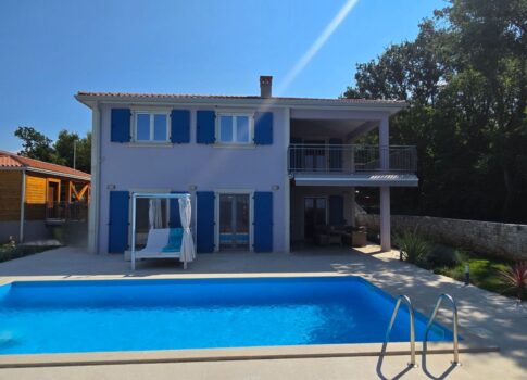 ISZTRIA, ROVINJ - Új építésű villa medencével és egy további apartmannal, a falu szélén