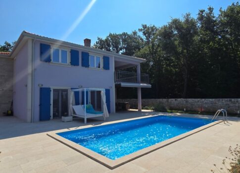 ISZTRIA, ROVINJ - Új építésű villa medencével és egy további apartmannal, a falu szélén