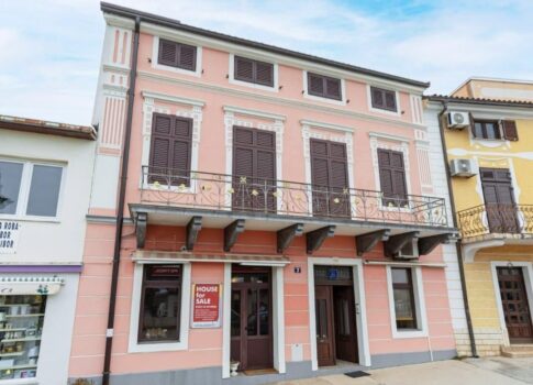 CRIKVENICA - gyönyörű ház Crikvenica központjában két üzlethelyiséggel