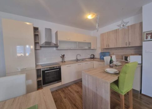 NOVI VINODOLSKI - szép kétszobás apartman, 400 m-re a tengertől