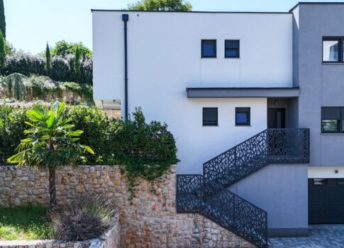 KRK SZIGET, MALINSKA - Ház a központban? Garázs, lépcsőzetes kert, terasz, egyedi berendezéssel!!