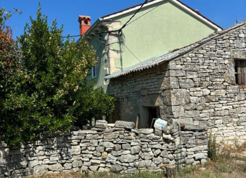 ISZTRIA, SVETVINČENAT - Részben felújított isztriai ház csendes helyen! HASZNÁLATI ENGEDÉLY!