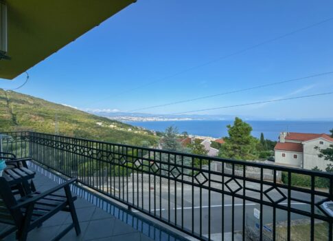 OPATIJA, IČIĆI – nagyobb apartman egy magánházban, nagyszerű kilátással a tengerre, terasszal, közel a tengerhez