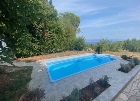 OPATIJA, IKA - földszinti apartman medencére és tengerre néző kilátással! LEHETŐSÉG!