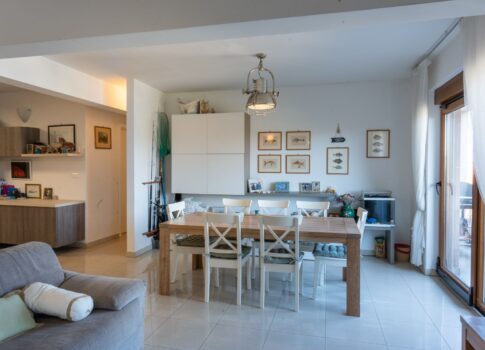 ISZTRIA, BANJOLE - Gyönyörű családi apartman terasszal és garázzsal a tenger mellett!